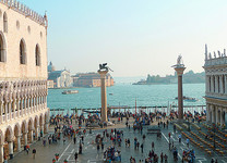 Das Städteportal auf der Piazzeta San Marco - das Gleichgewichtszentrum (kosmisch-irdisch) befindet sich in der Mitte der beiden altägyptischen Säulen. Darin stehend verbindet spürbar!