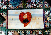 Das Herz Kosmogramm, auf dem Boden links neben dem Sarkophag in der Markuskirche - symbolisiert die Ganzheit-Lebensfülle-Wandlung - sich auf das Symbol stellend lässt universelle Liebe erspüren