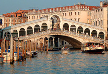 Die Rialto-Brücke - der Mittelpunkt des Kräfteparallelogramms - Umpolung der Energien des Canale Grande