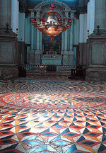 Im Inneren der Basilica Santa Maria della Salute - ein breiter Strahl der kosmischen Kraft trifft auf die Erdoberfläche; der Einstrahlungspunkt verläuft entlang des Seiles des prächtigen Leuchters.