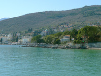 Ein Blick zum Ortskern Opatija vom Meer aus - Wandern über den Meeresorten ist auch eine Möglichkeit! Lust auf bergauf?