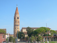 Der Dom mit dem separaten Kirchturm am Hauptplatz von Caorle - 1000 n.Chr. erbaut